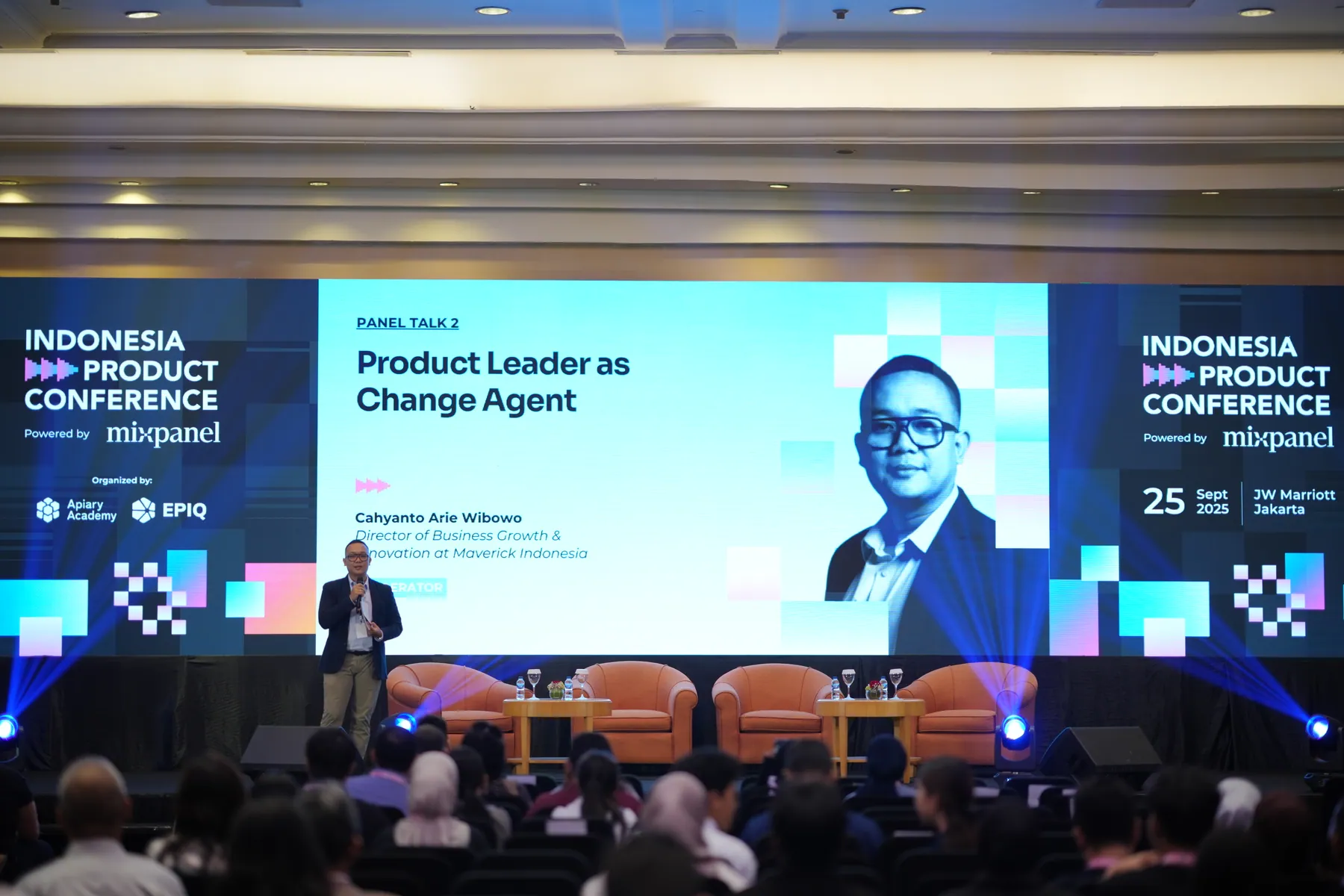 Panggung Indonesia Product Conference dengan Cahyanto memoderasi sesi Product Leader as Change Agent.