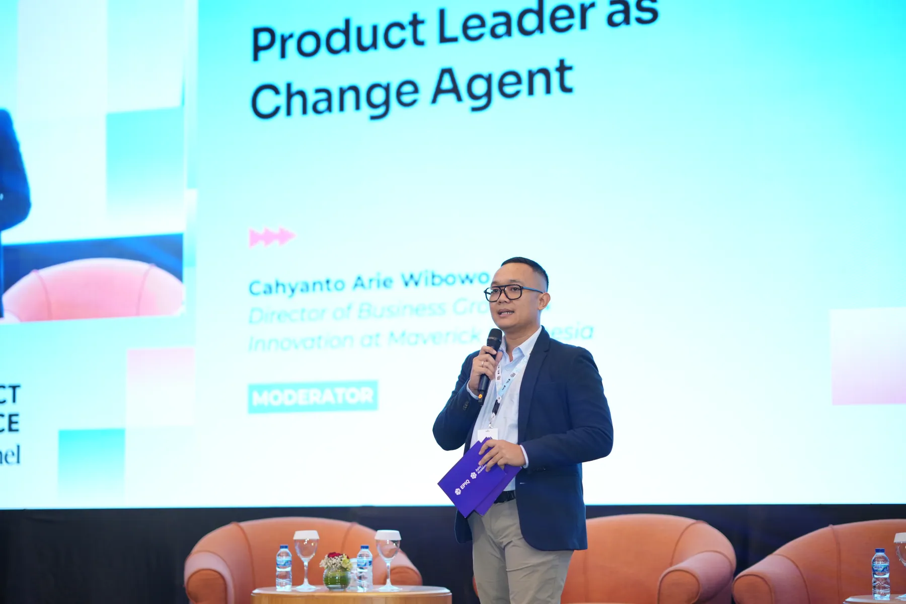 Cahyanto berdiri sebagai moderator di depan layar sesi Product Leader as Change Agent.